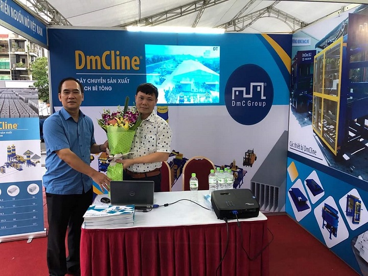 Gian hàng dây chuyền làm gạch DmCline được giám đốc sở KH&CN ghé thăm Gian hàng dây chuyền làm gạch DmCline được giám đốc sở KH&CN ghé thăm